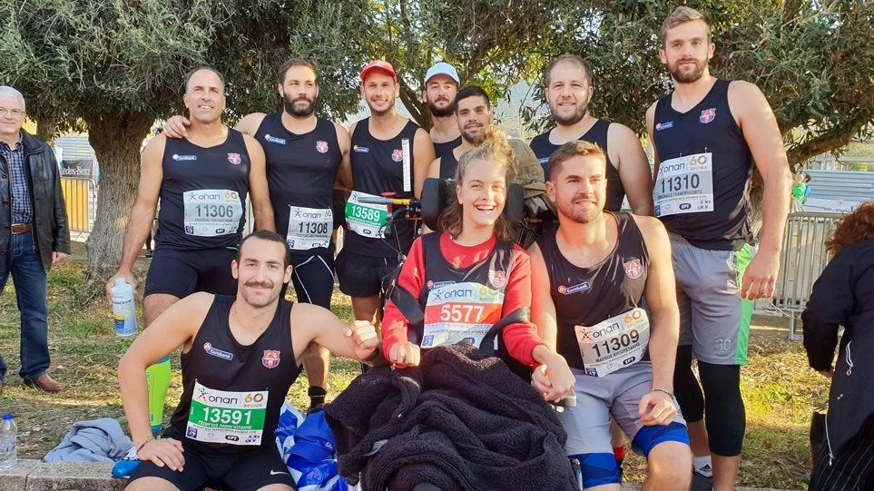 Μαραθώνιος: Η συγκλονιστική ιστορία της 14χρονης που διήνυσε 42χλμ με αναπηρικό αμαξίδιο! (βίντεο)